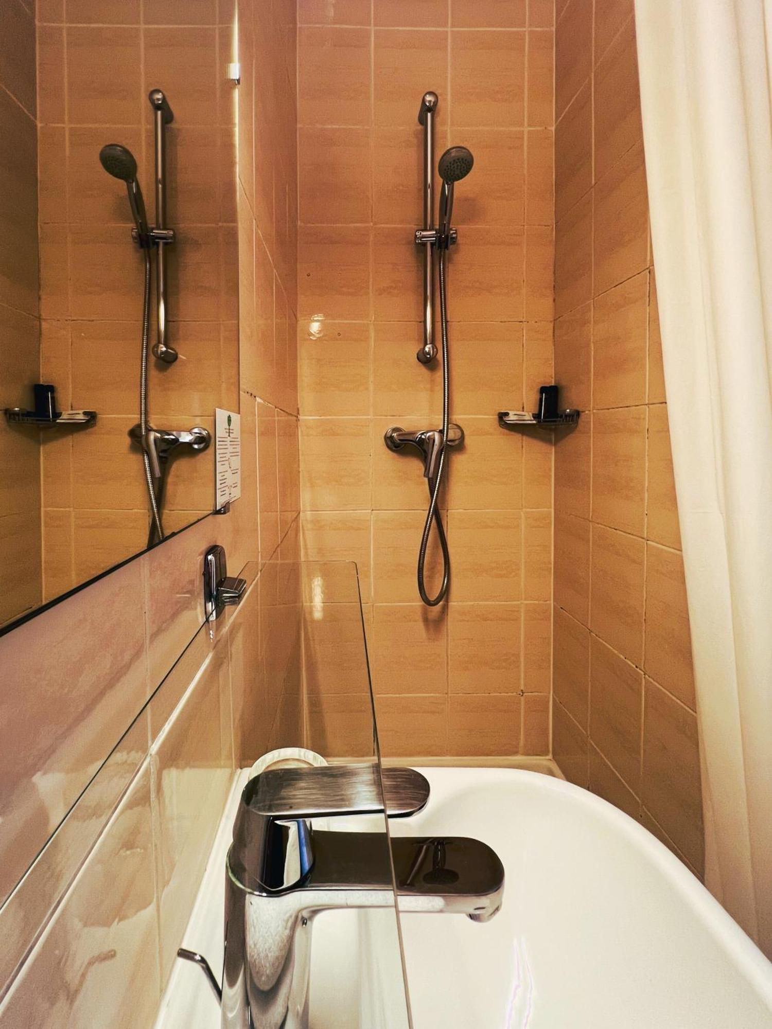 Hotel La Sanguine Párizs Szoba fotó